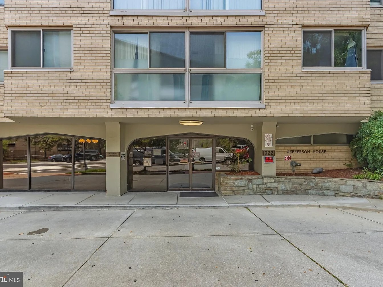 Building Photo - 922 24th St NW