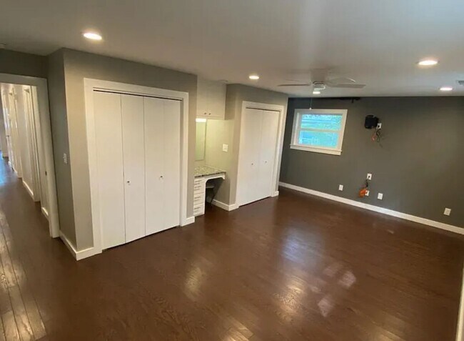 Building Photo - Charming All-Brick 2 Bedroom, 2 Bath Home ...