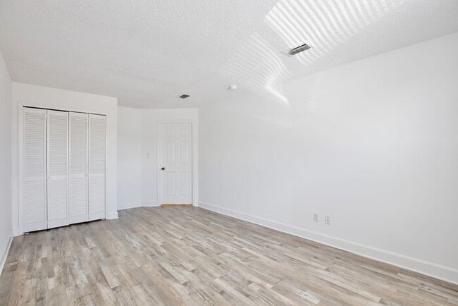 Building Photo - Spacious 3/2 Condo with a Cover Patio Area in the Desirable Palm Villas - Kissimmee!