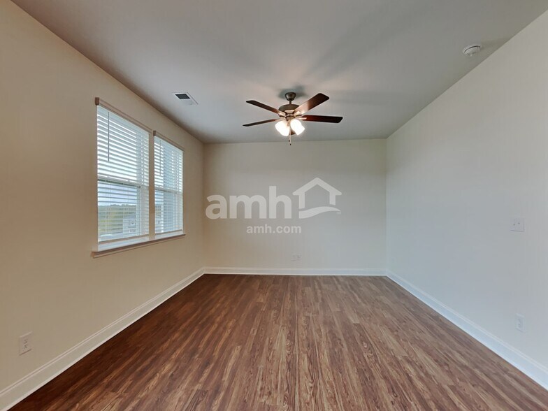 Building Photo - 153 Larragan Dr