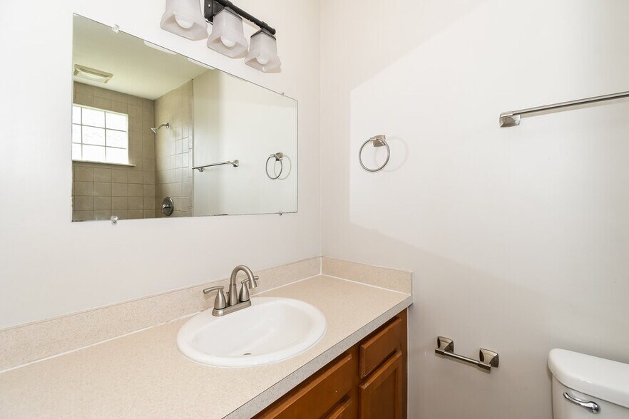 Building Photo - 8257 Knotts Landing Dr N