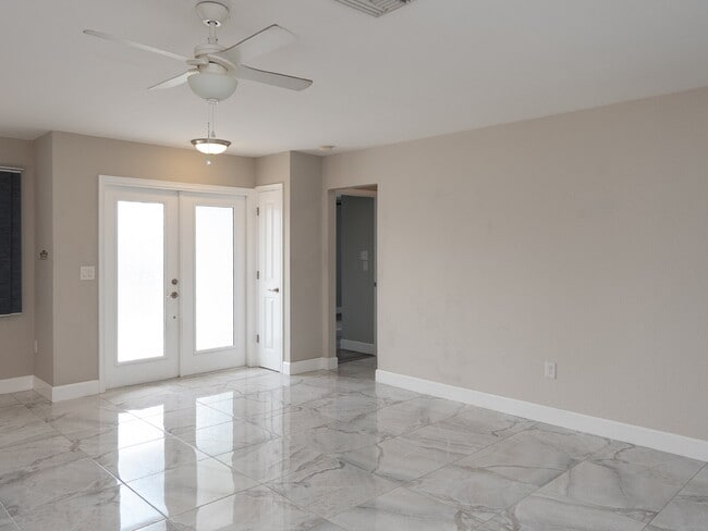 Building Photo - 153 Hourglass Dr