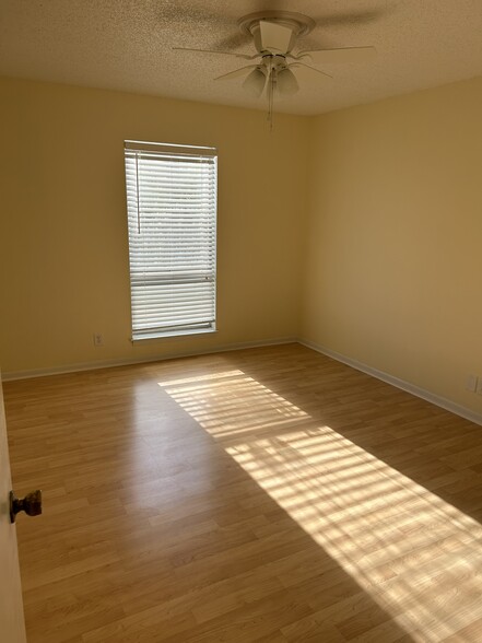 Building Photo - 515 Basswood Ave