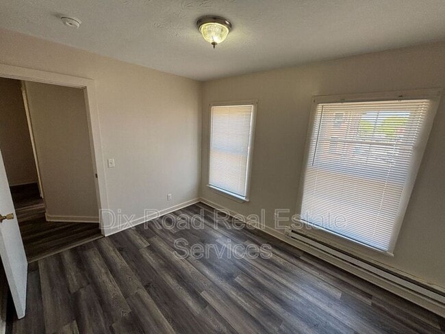 Building Photo - 829 Maple Ave