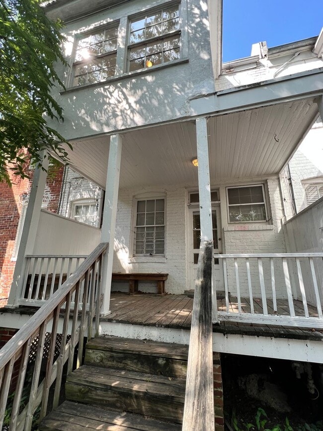 Building Photo - Renovated 3 Bedroom Townhouse! Off Street parking and Washer/Dryer!!