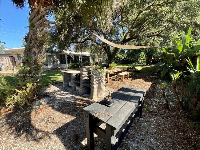 Building Photo - 4520 SW 24th Ave