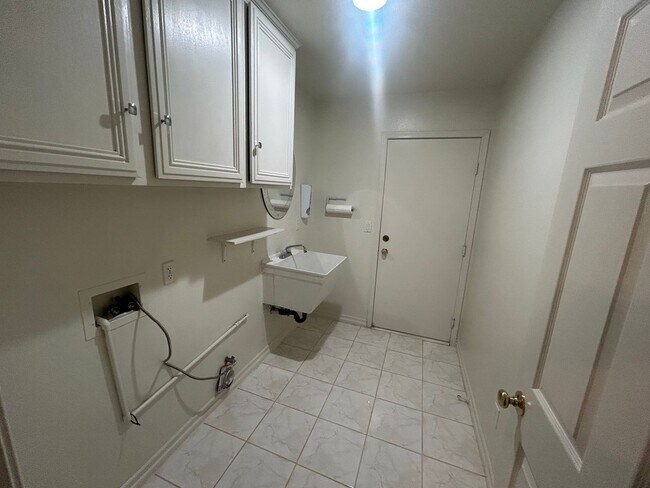 Building Photo - 757 N Temescal St