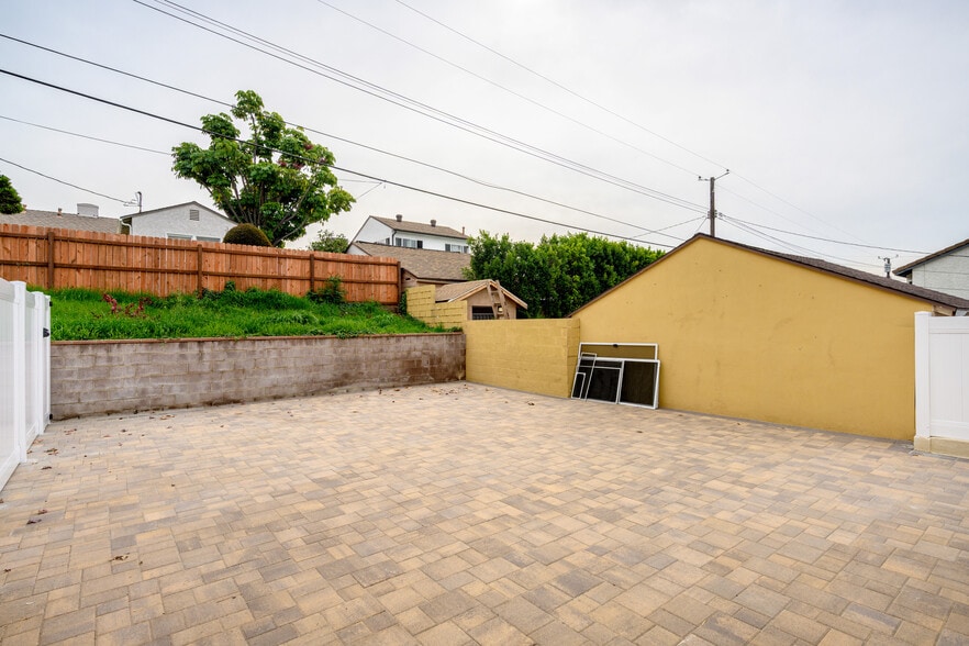 Building Photo - 918 University Ave