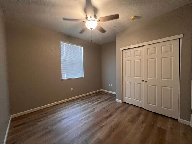 Building Photo - 427 Anchor Ln