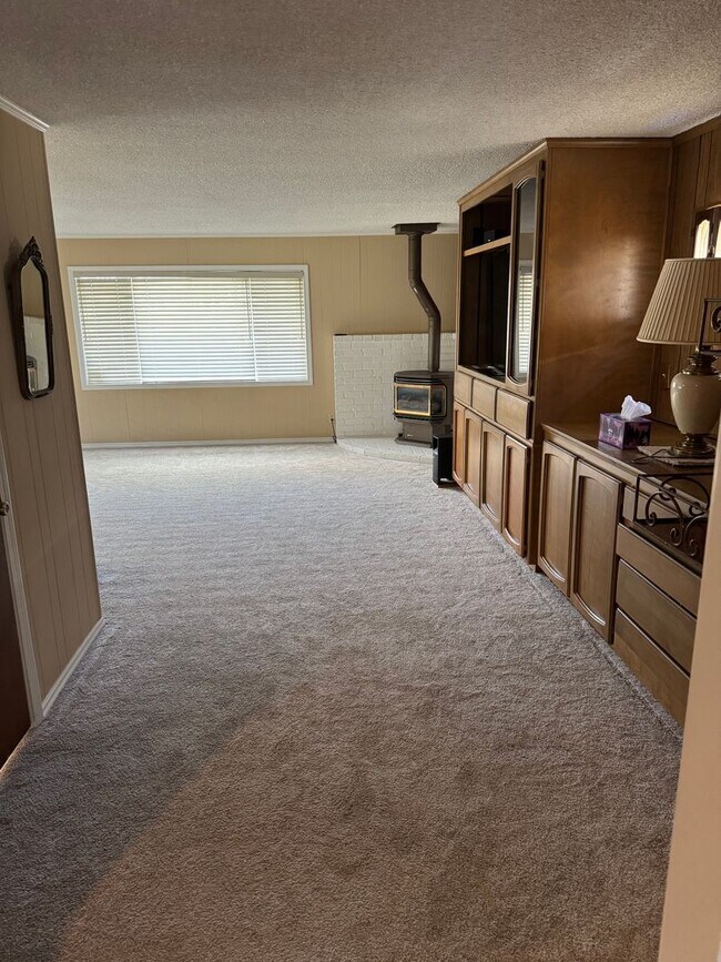 Building Photo - AVAILABLE NOW