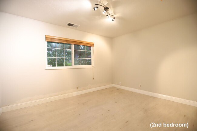 Building Photo - Santa Rosa: 3 bedroom, 2 1/2 bath Home wit...