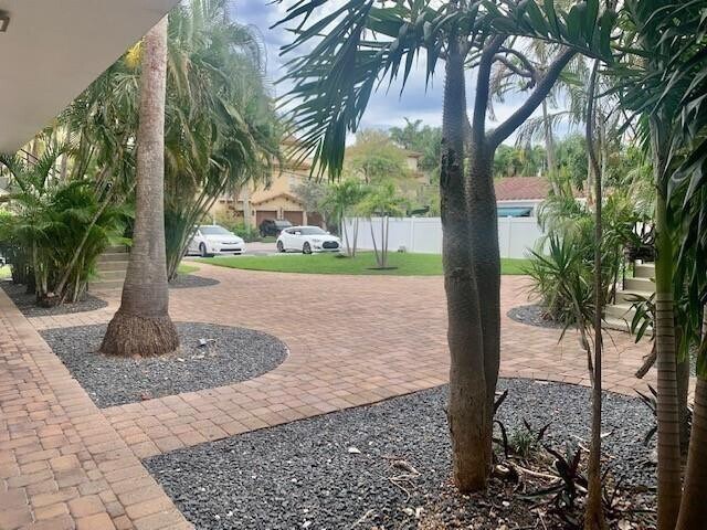 Building Photo - 821 N Victoria Park Rd