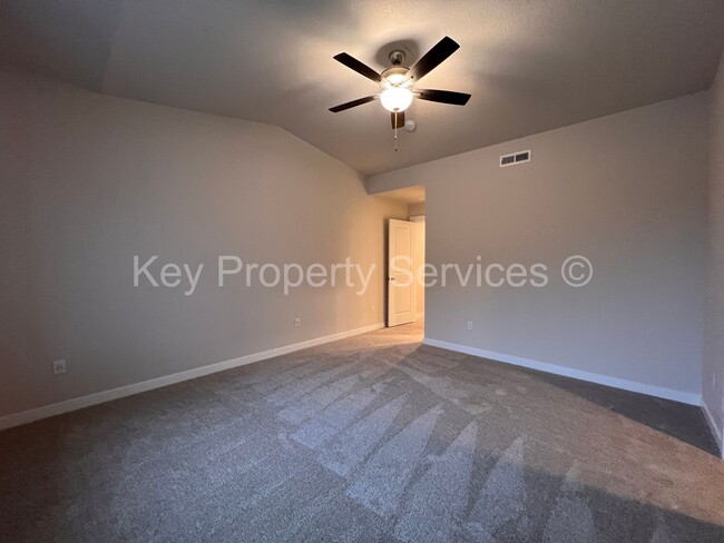 Building Photo - Newer Townhome in North Vancouver/Ridgefield