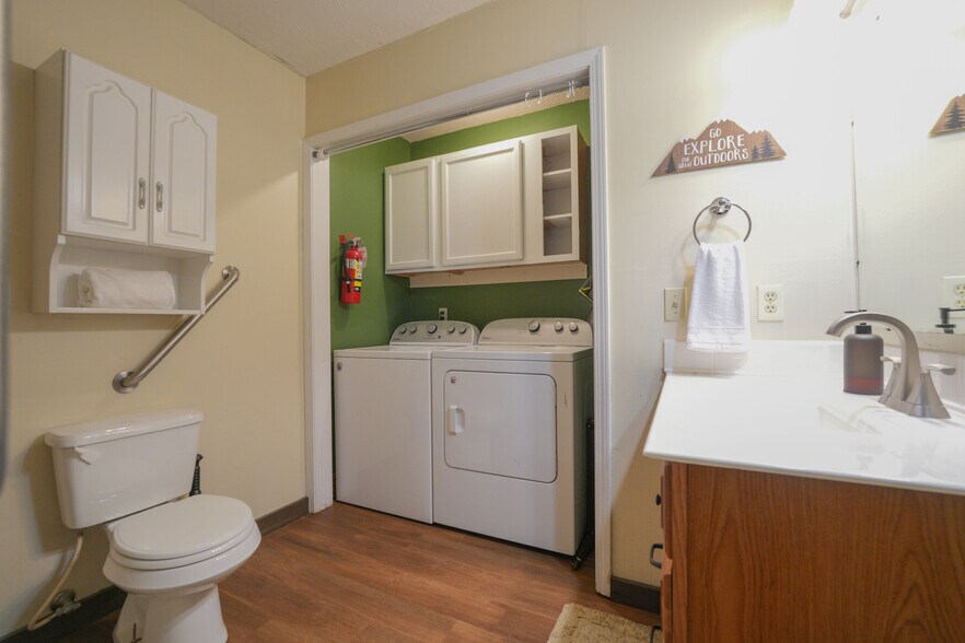 Building Photo - 425 Hemlock Ln