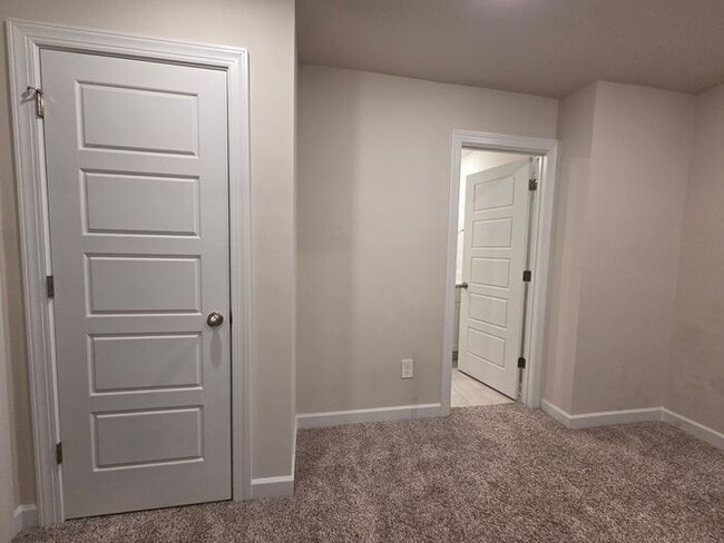 Building Photo - Beautiful and spacious! Ready for move in!