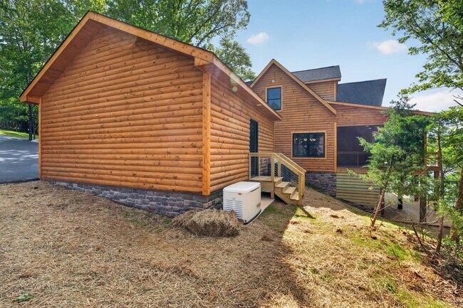Building Photo - 308 Acres Ct