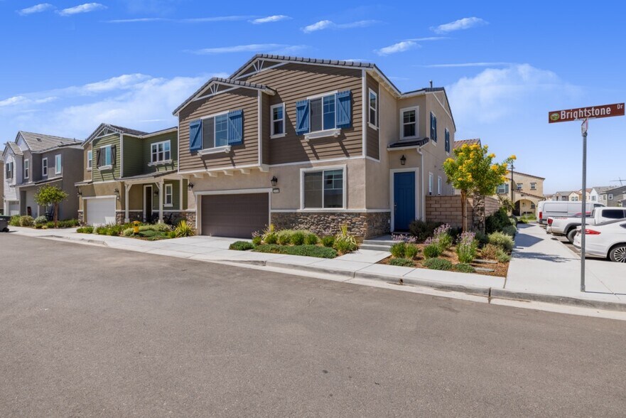 Beautiful corner-lot home in North Menifee’s “The Village” community featuring modern architecture, - 26549 Brightstone Dr