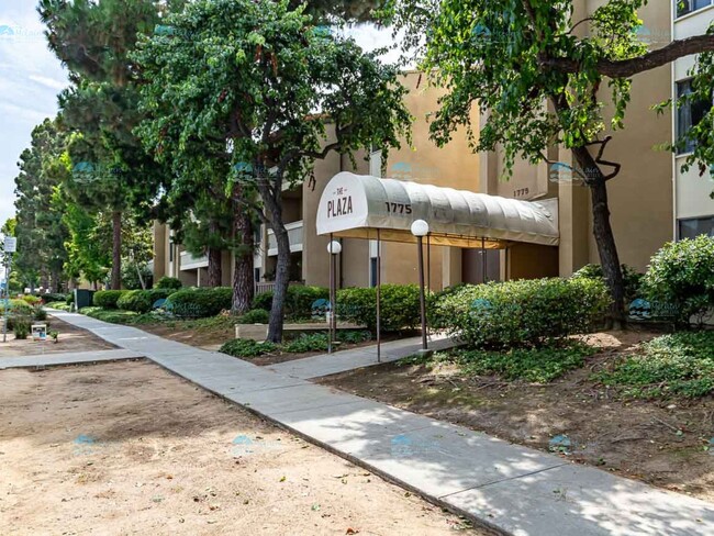 Building Photo - Top Floor Furnished Condo In The Heart Of ...