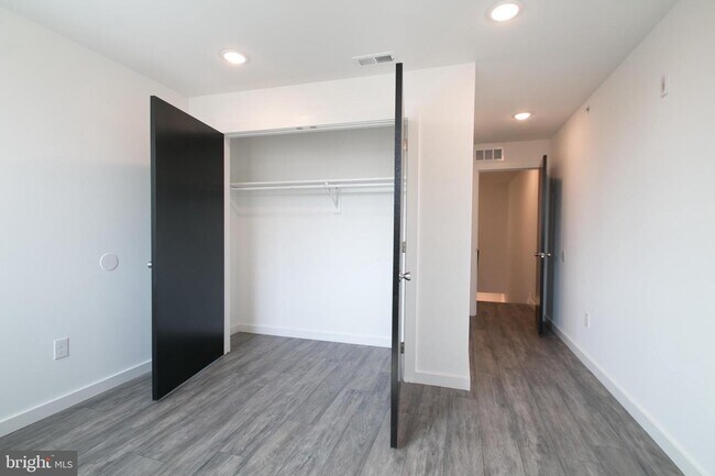 Building Photo - 13 Farson St