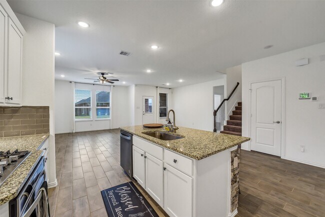 Building Photo - 31618 Donoso Dr