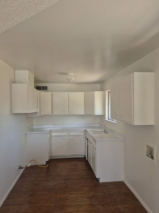 Building Photo - 3 Bed 2 Bath Home Available