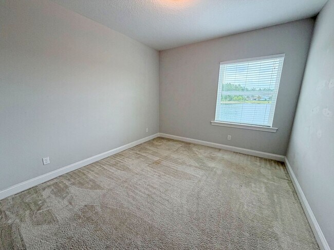 Building Photo - Immaculate 5 Bedroom, 3.5 Bathroom luxury home located within a prestigious gated community