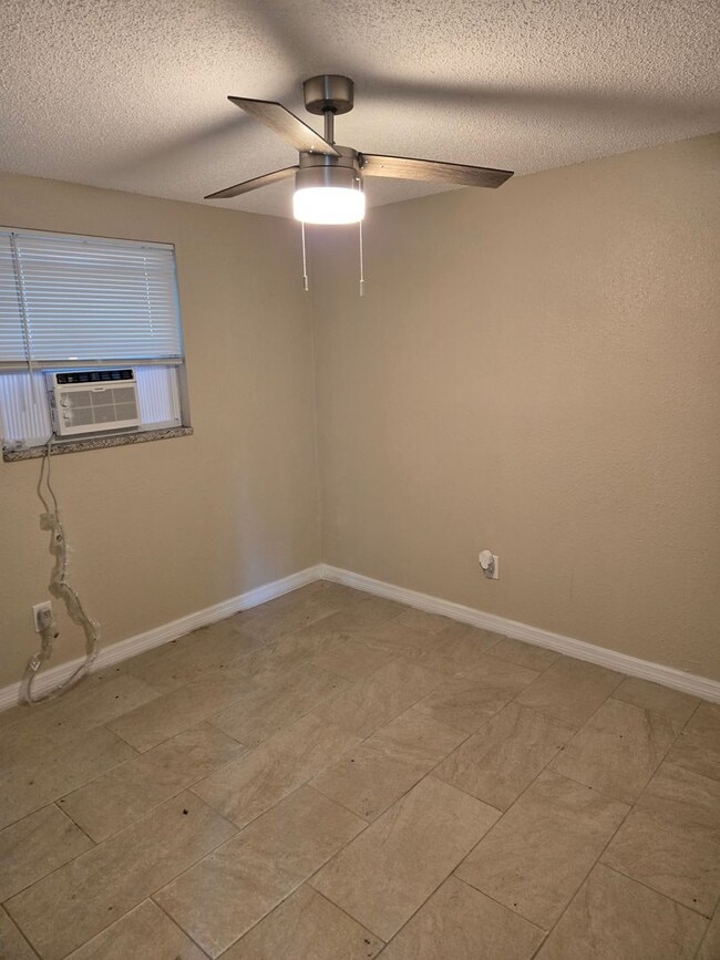 Building Photo - 2 BEDROOM 1 BATH NEAR USF