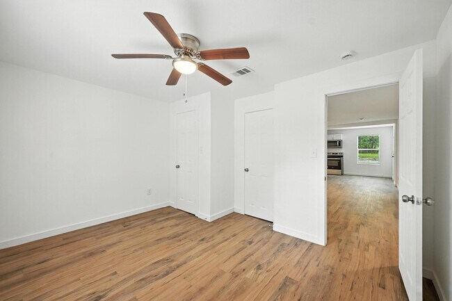 Building Photo - 318 E Shepherd St