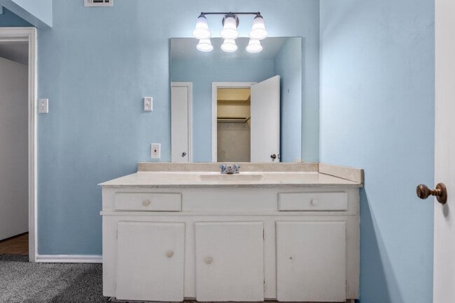 Building Photo - 505 W 7th St