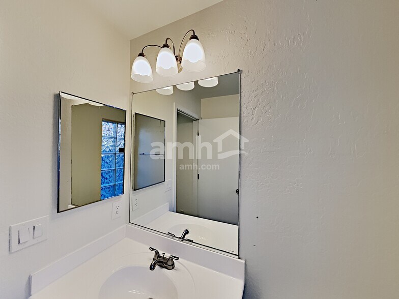 Building Photo - 518 W San Remo St