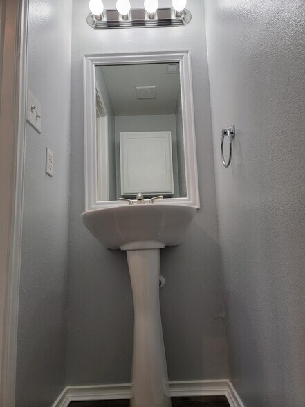 !/2 Bath - 3016 Princeton Ave