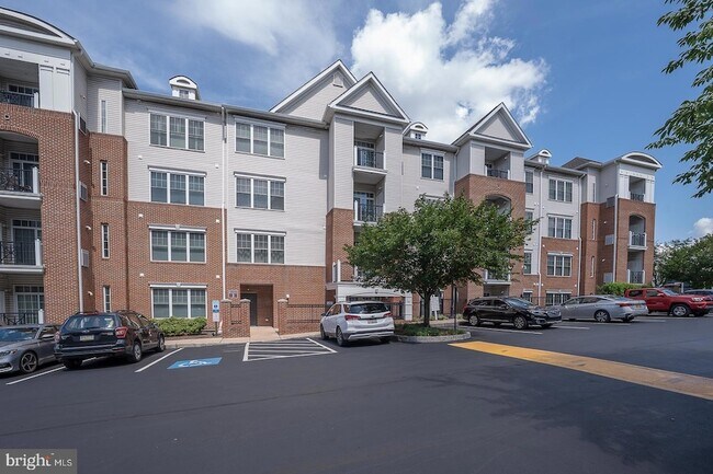 Building Photo - 300 W Elm St