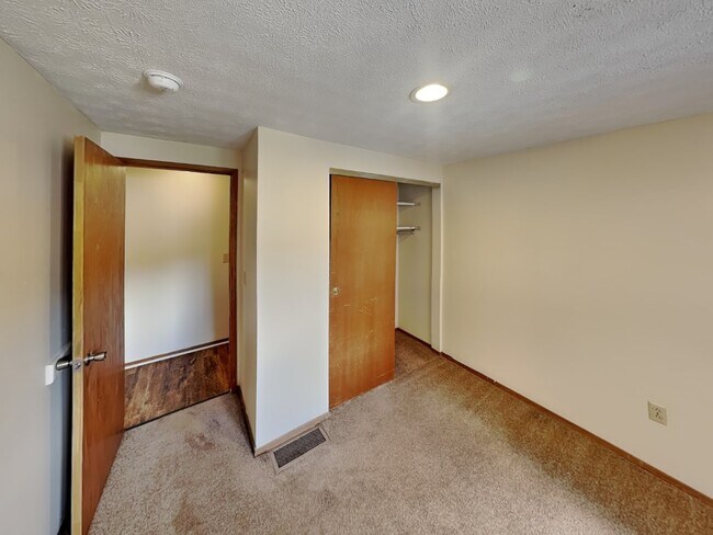 Building Photo - 94 E 18th Ave