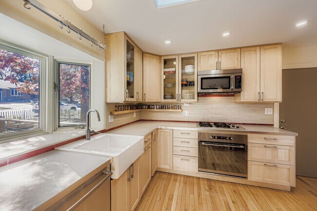 Building Photo - 2425 Dartmouth Ave