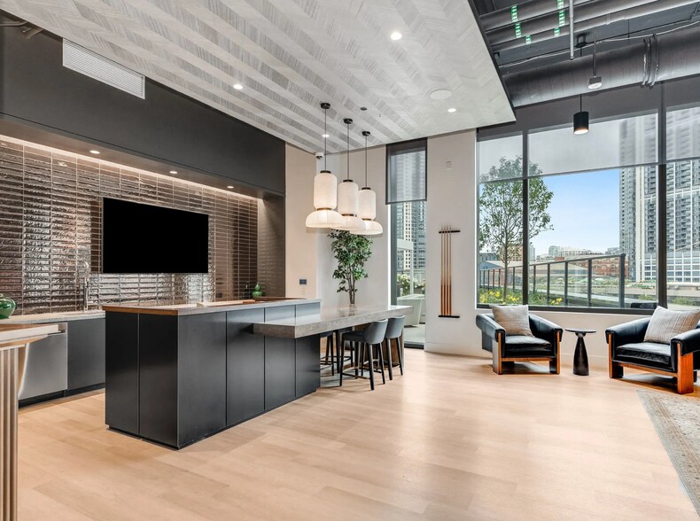 Building Photo - 345 N Canal St