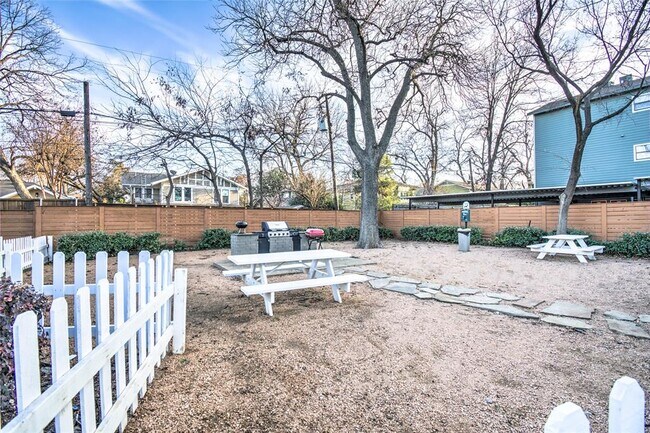 Building Photo - 5656 Live Oak St