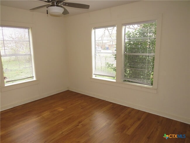 Building Photo - 406 W Ave E