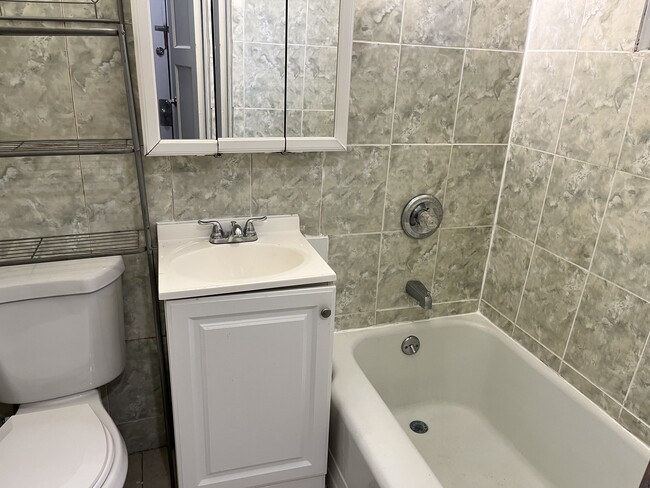 Building Photo - 18 Westervelt Pl