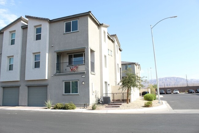 Building Photo - THREE BEDROOMS ALL WITH PRIVATE BATHROOMS