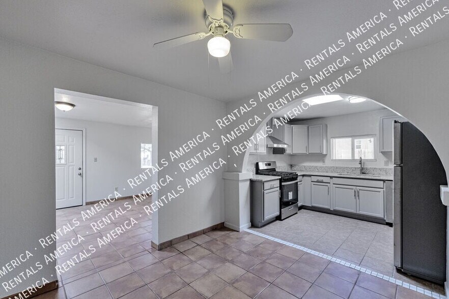 Building Photo - 2810 W Carnauba St