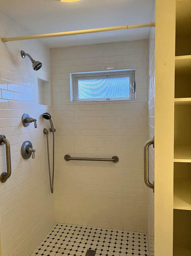 Building Photo - 200 Larch Rd