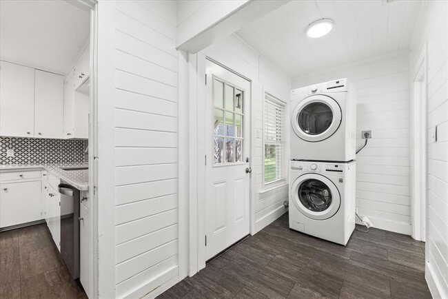 Building Photo - 1002 Ellingson Ln