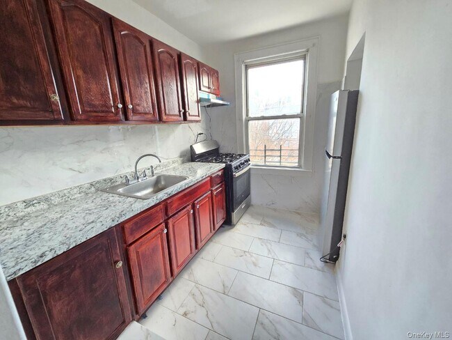 Building Photo - 3141 Kingsbridge Terrace