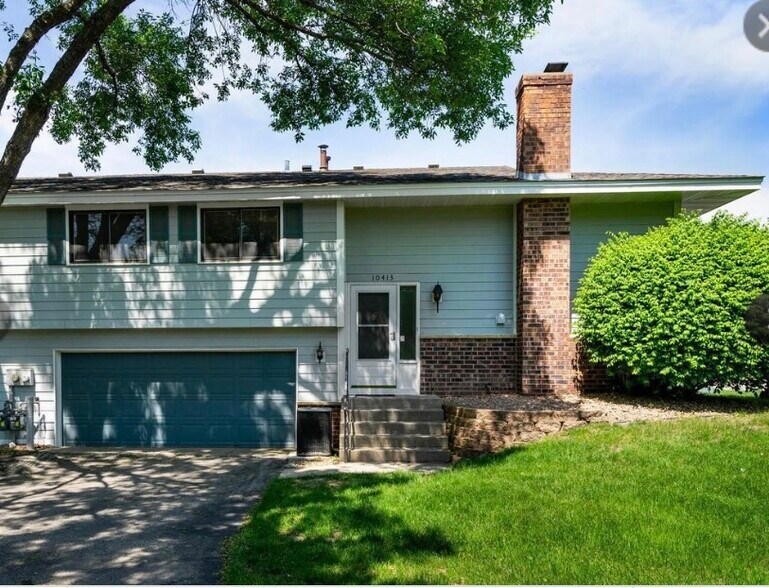 exterior // end unit with yard space - 10413 Decatur Ave S