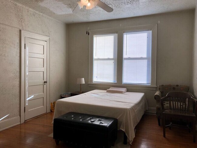 Building Photo - 603 S Davis Ave