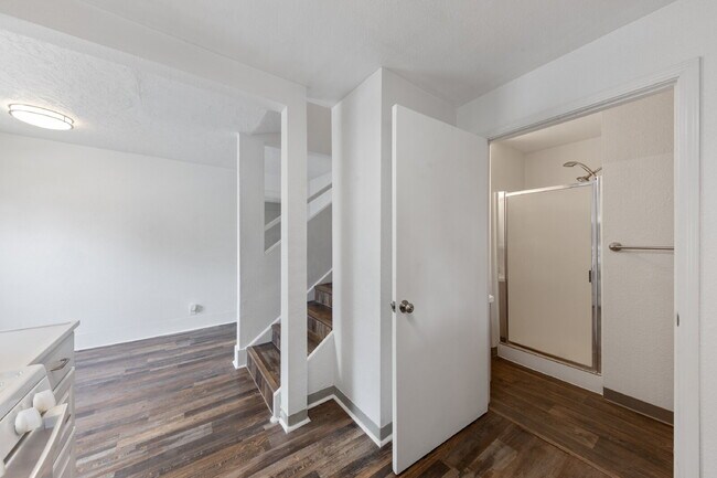 Building Photo - 2 Bedroom 2 Bathroom on College Street!