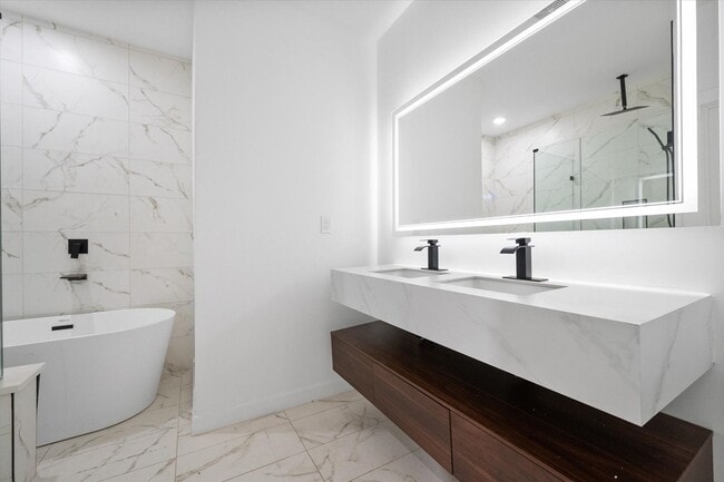 Building Photo - Spacious Townhouse in Dallas