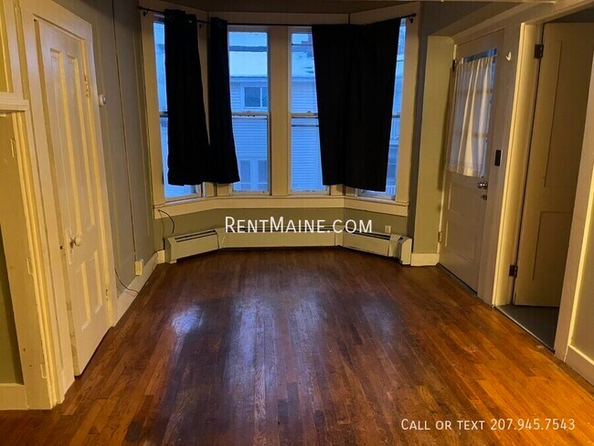 Building Photo - 200 Center St