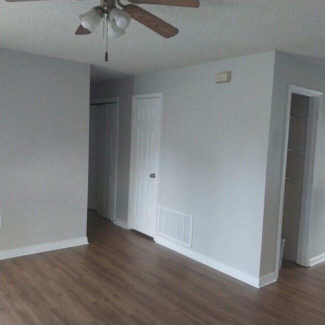 Building Photo - West Academy Cottage Style Home