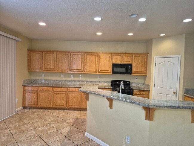 Building Photo - 4 Bedroom 3 Bath home with loft and bonus room